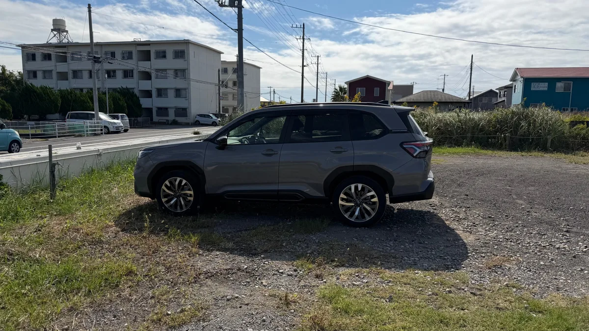 砂利のスペースに止めた車
