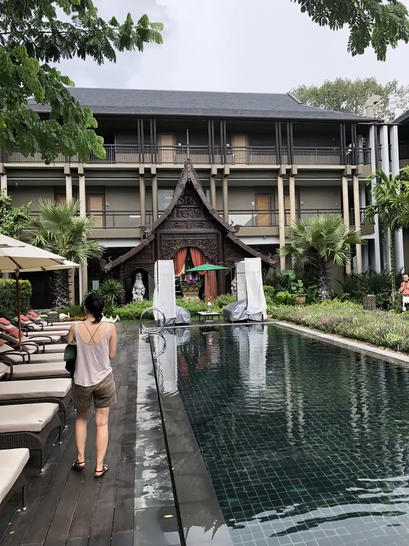 客室棟とタイ風の建物に囲まれたプール