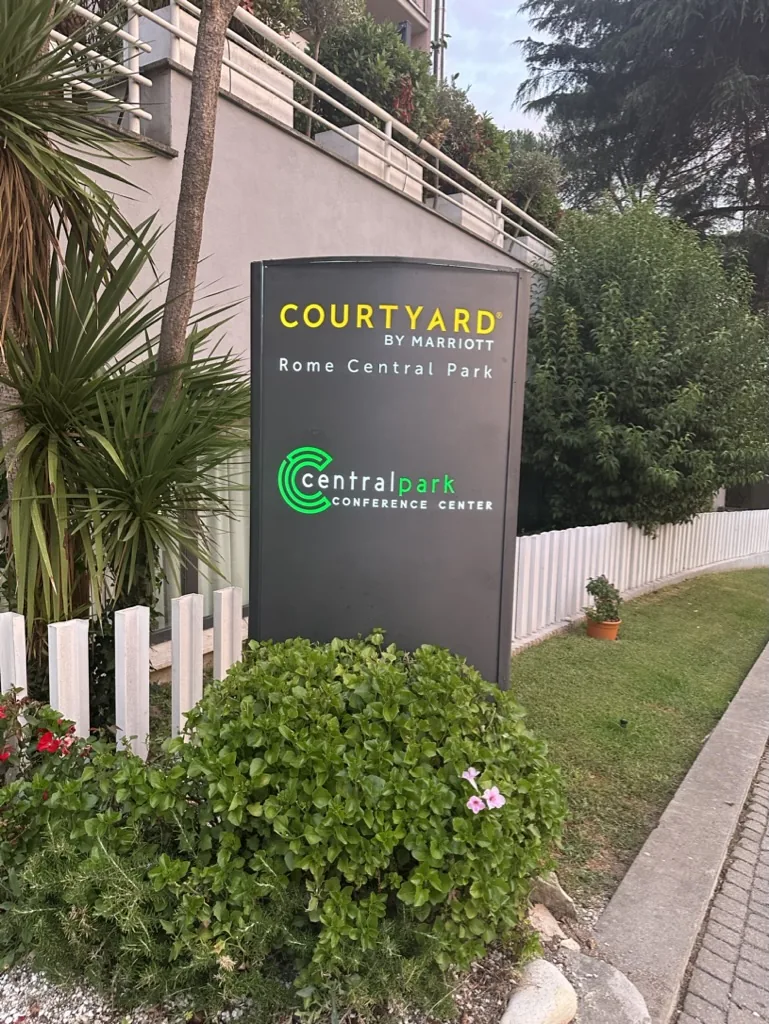 COURTYARD BY MARRIOTT Rome Central Parkと書かれた入口の看板