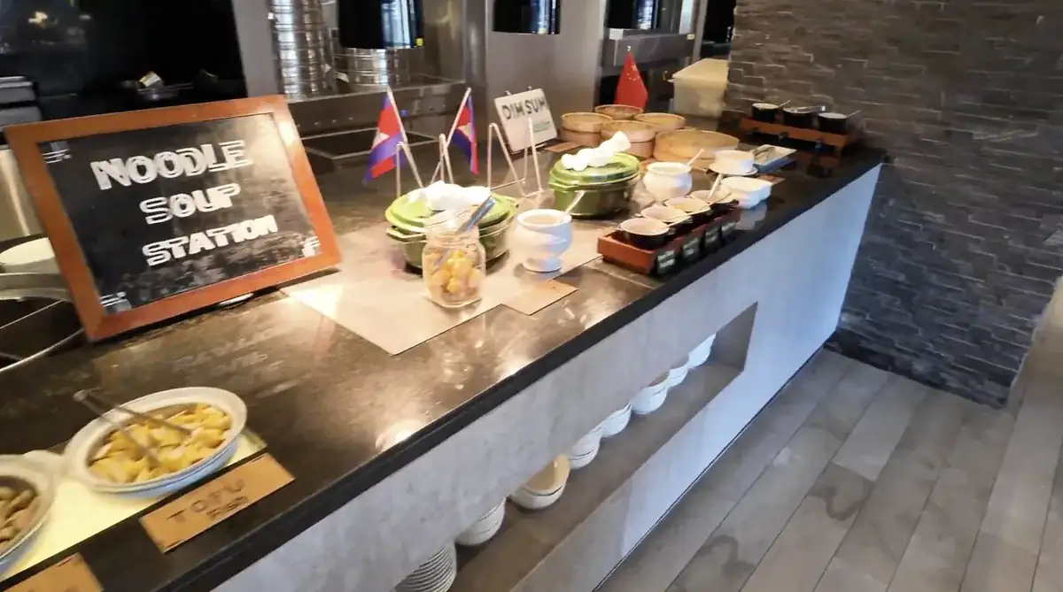 NOODLE SOUP STATIONの看板と点心のせいろが並ぶビュッフェ