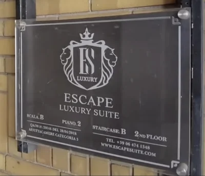 ESCAPE LUXURY SUITEと書かれた建物入口の案内板