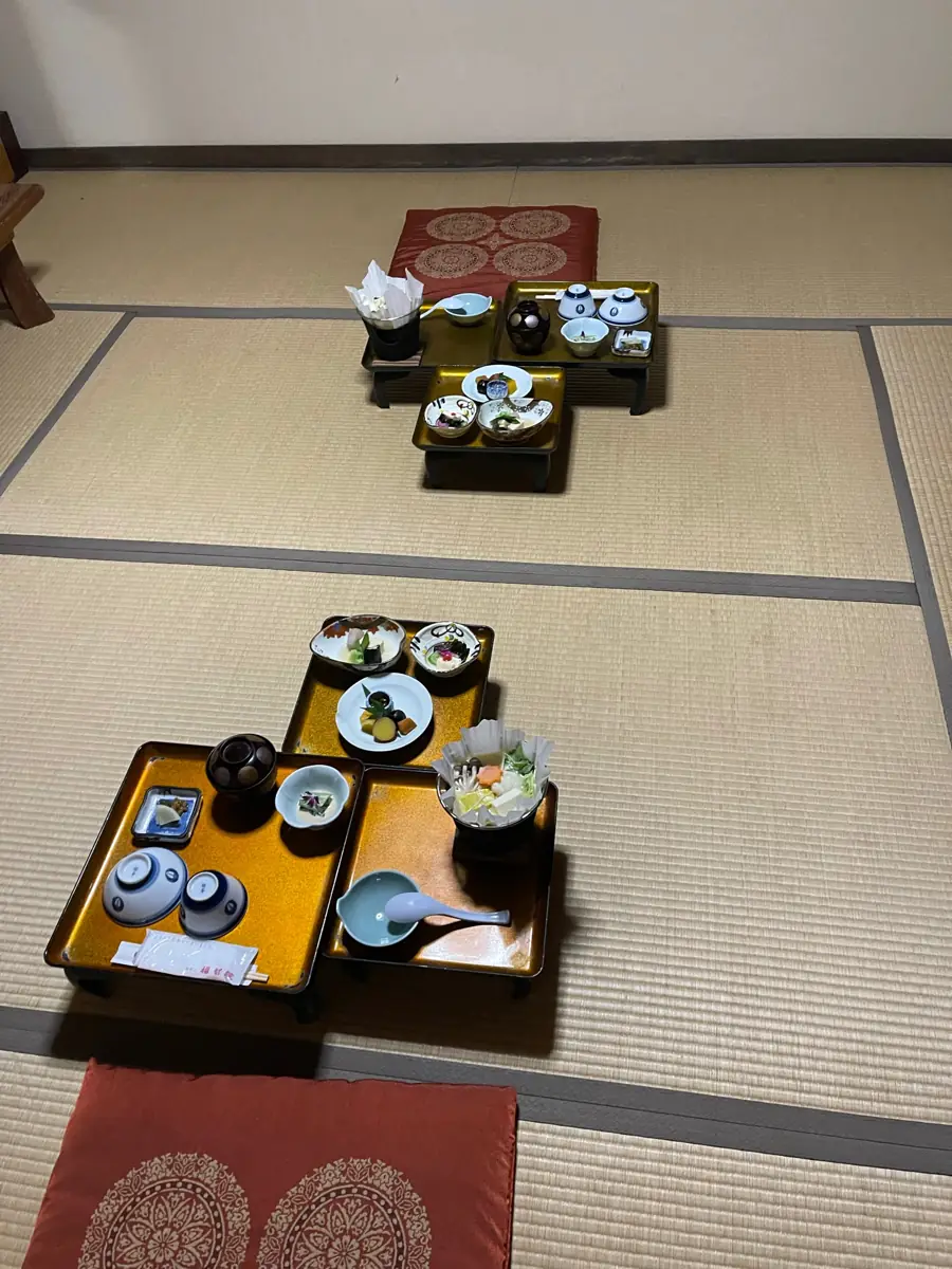畳の部屋に並んだ精進料理のお膳