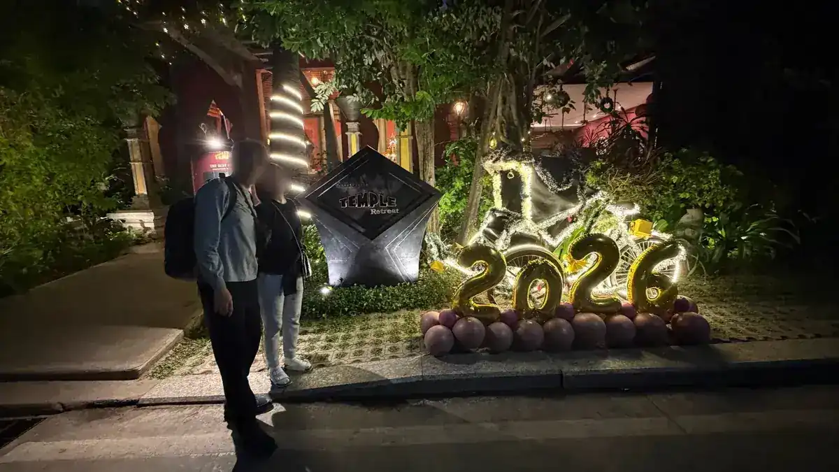 夜のホテル入口。TEMPLE Retreatの看板と、2026の数字の飾り