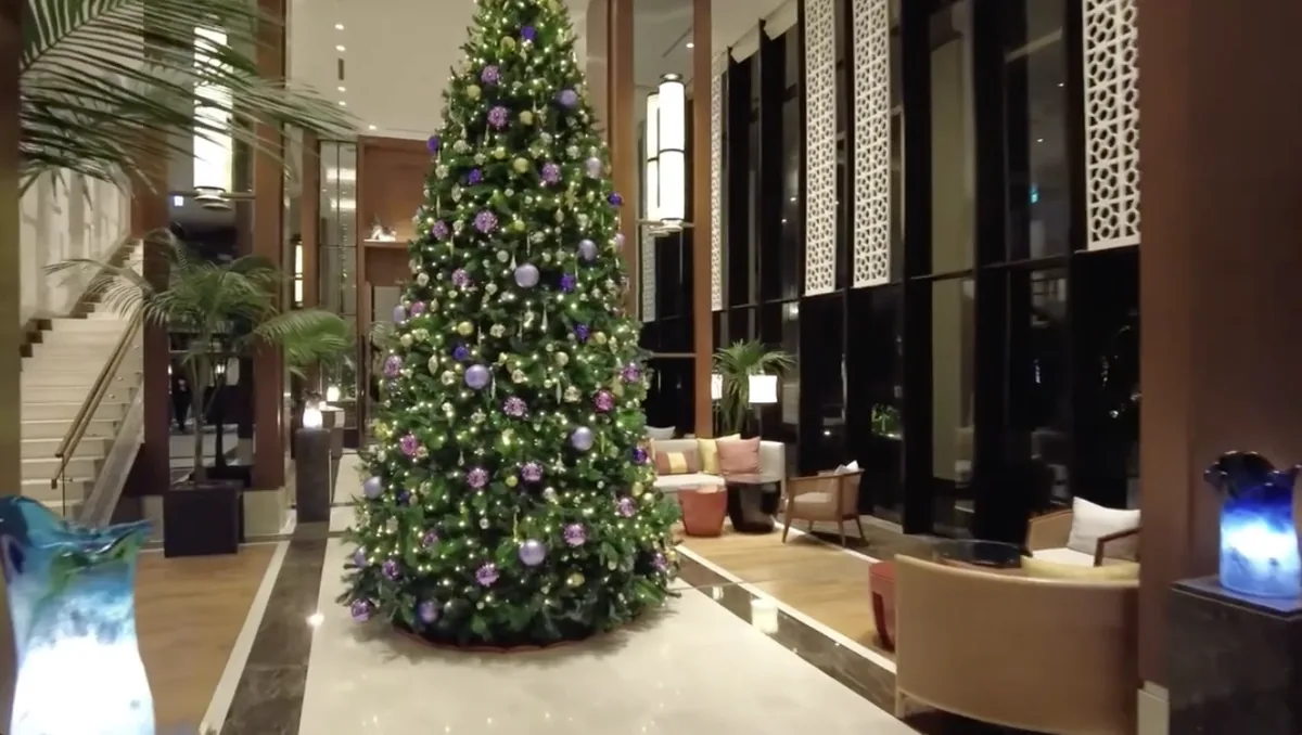 大きなクリスマスツリーが飾られた、天井の高いロビー
