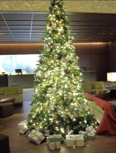 ロビーに飾られた、プレゼントの箱に囲まれたクリスマスツリー