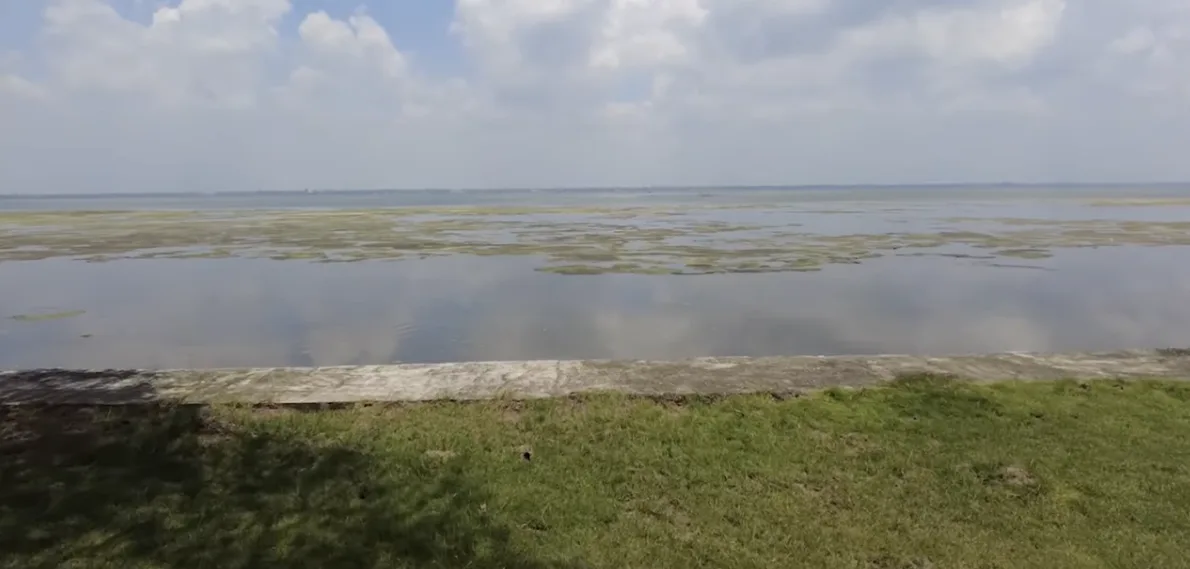 雲が映る、静かなラグーンの水面