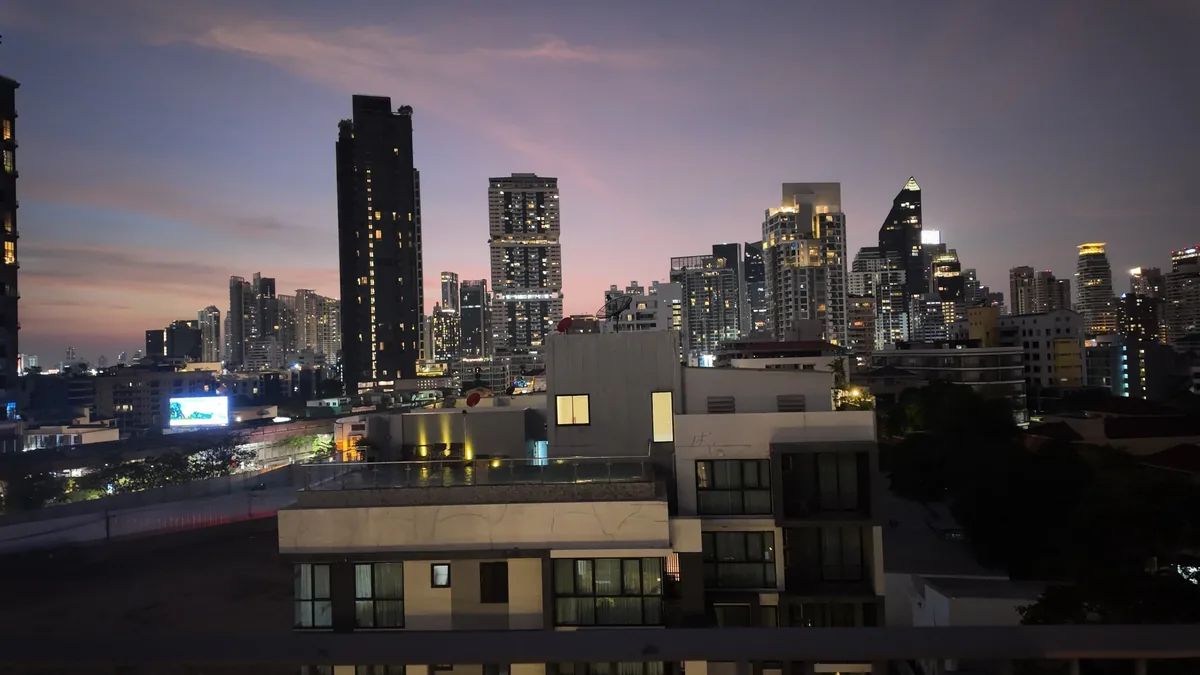 夕暮れのピンク色の空と、バンコクの高層ビル群