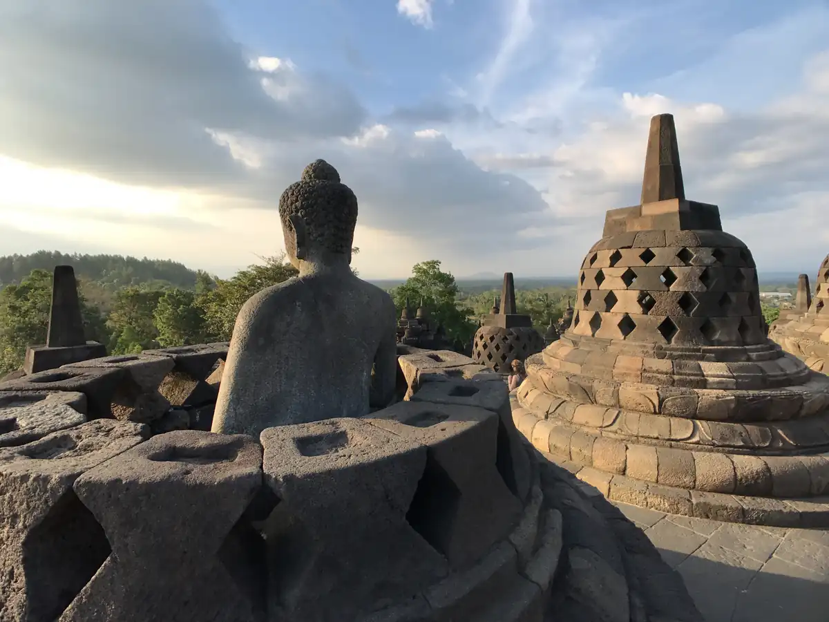 ストゥーパの横に座る仏像の後ろ姿