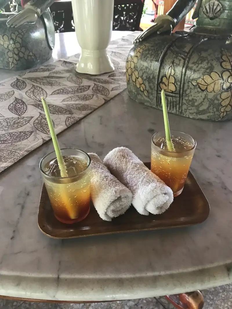 おしぼりと2杯のウェルカムドリンク
