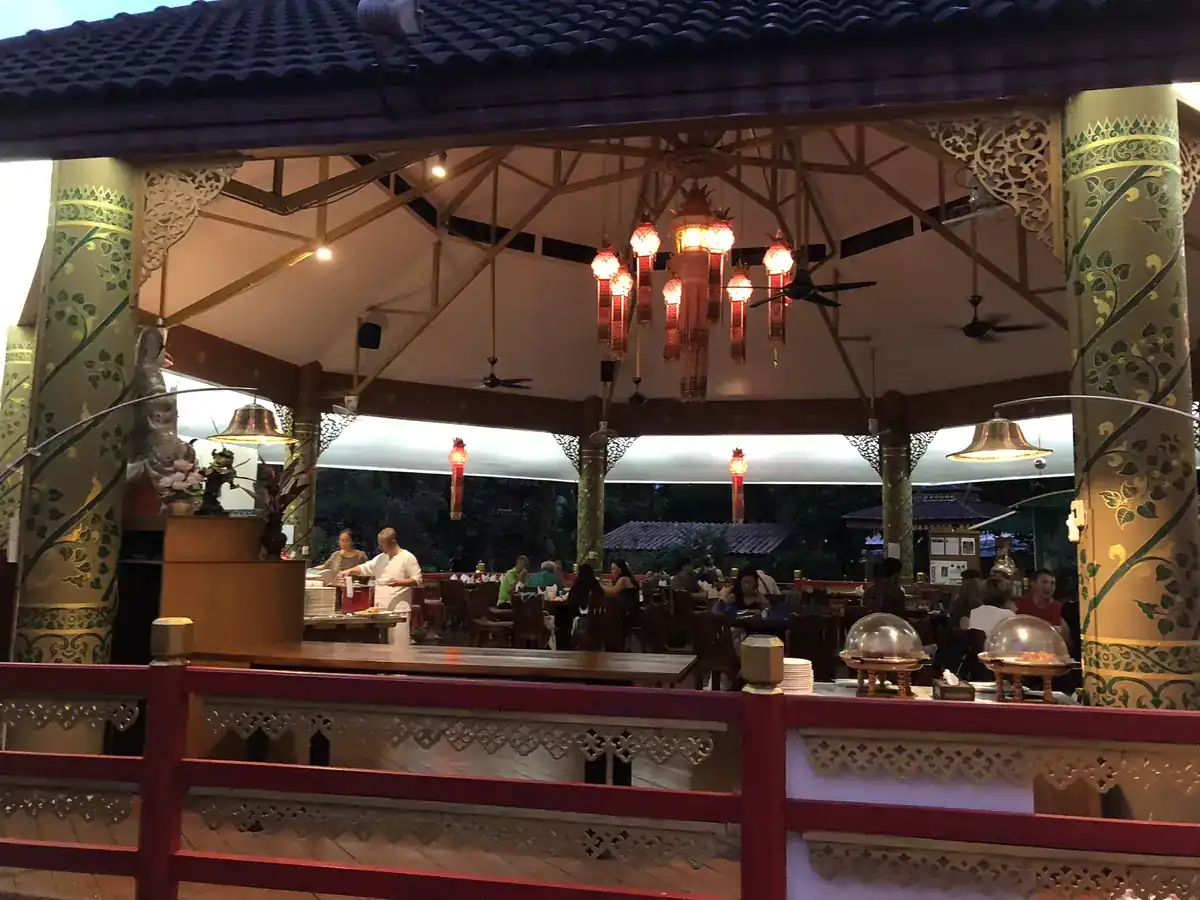 タイ風の装飾の、屋根付きのビュッフェ会場