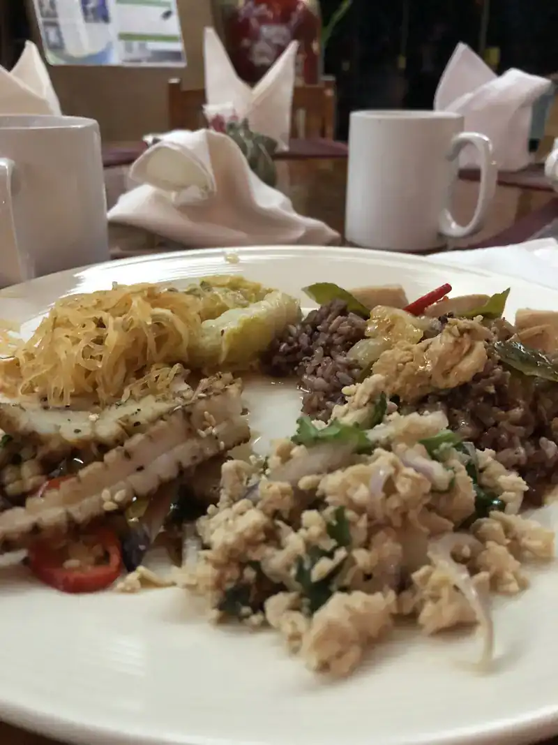 雑穀米とタイ料理を盛り合わせた一皿
