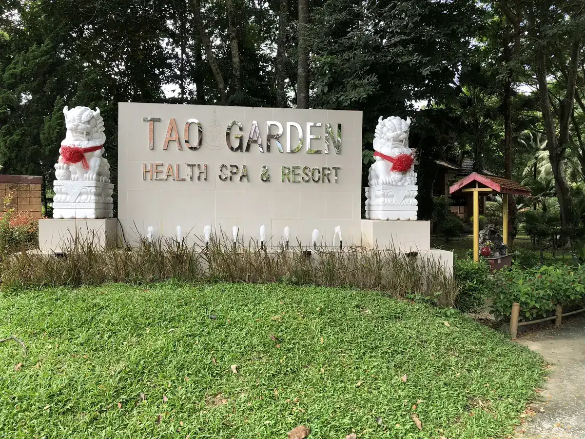 TAO GARDEN HEALTH SPA & RESORTの看板と白い獅子の像